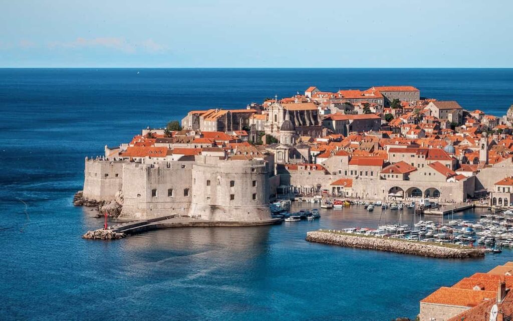 https://finanzasdomesticas.com/economia-de-croacia-abre-puertas-turistas/